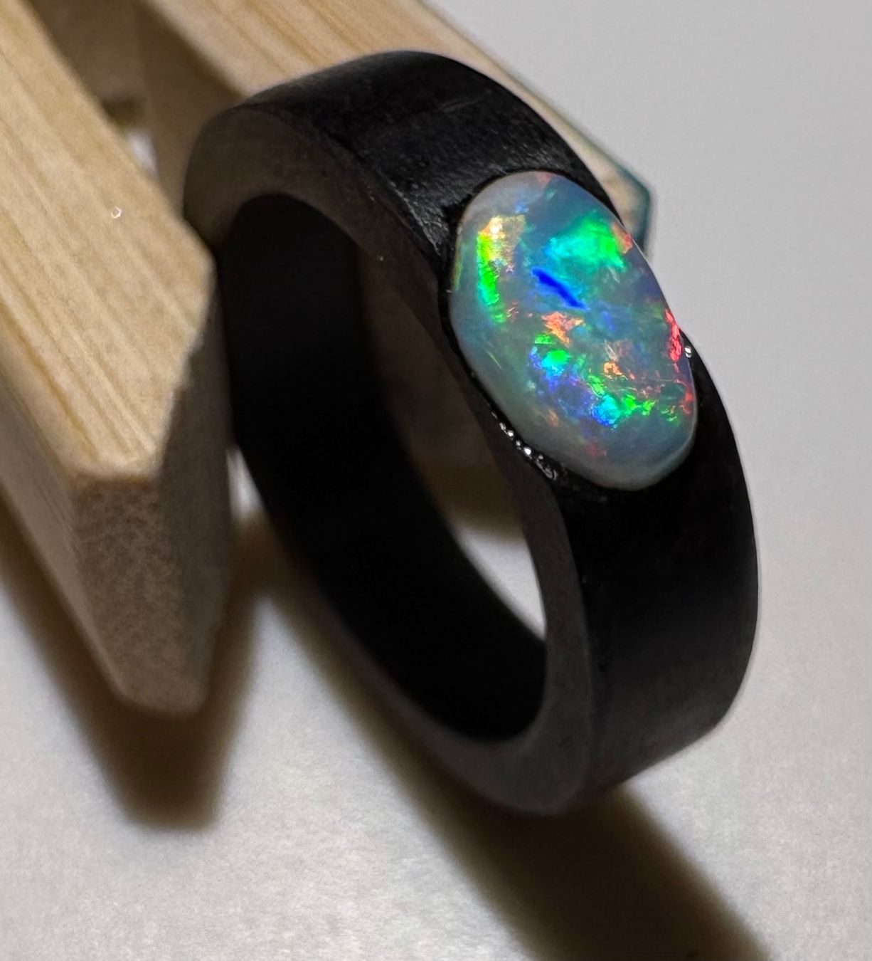 Anelli: Kristall Opal Ring Mooreiche, Gr.52, Coober Peedy Australien – Nuovo (secondo la descrizione) da Wilen b. Wil venduto da Tschirio 1