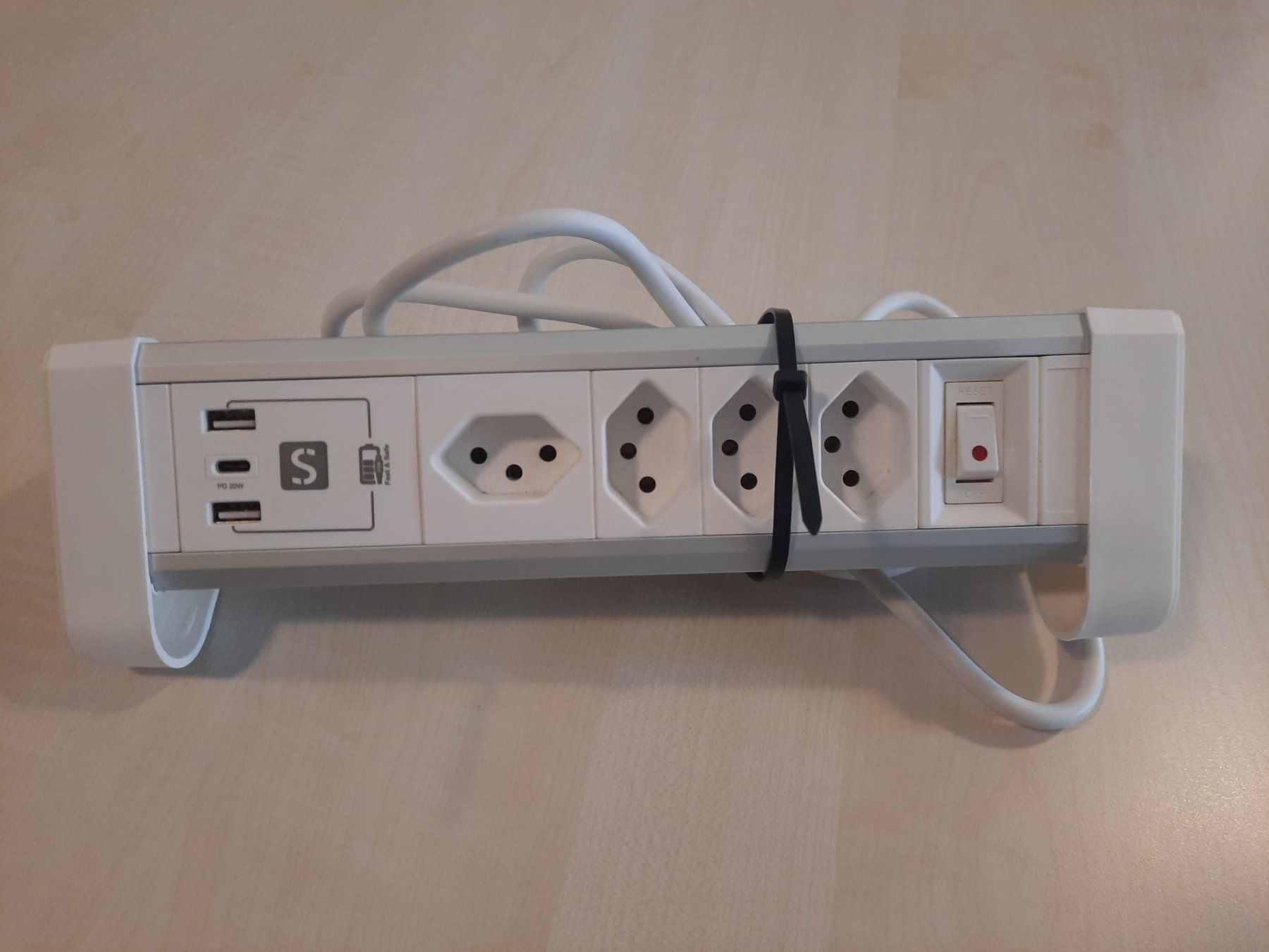 Spine: Steckdosenleiste mit USB-Ports – Nuovo (secondo la descrizione) da Zürich venduto da ONVA-RE-USE