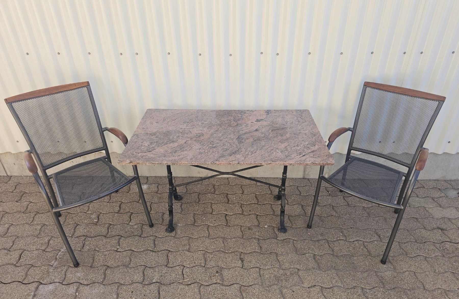 Tavoli: Granittisch mit 2 Stühlen – Usato da Etzgen venduto da juj_b678