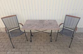 Granittisch mit 2 Stühlen
