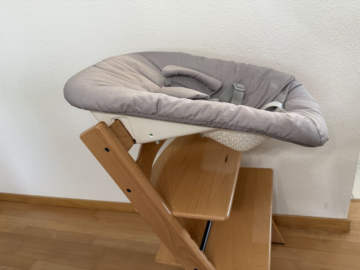 Stokke Sdraiette & Sdraiette a dondolo: Stokke Newborn Set mit Spielzeughalter Light Grey – Nuovo (secondo la descrizione) da Bülach venduto da Marcel_96