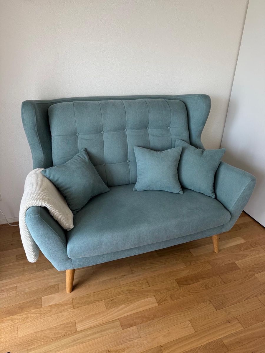 Divani: 2er-Sofa grünblau/mint mit Kissen – Usato da Horgen venduto da Krogh 1
