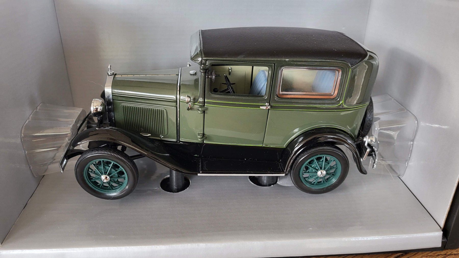 Modellini d'auto: Ford Model A 1931 1:18 Motor City Classics – Usato da Rothrist venduto da Juana5