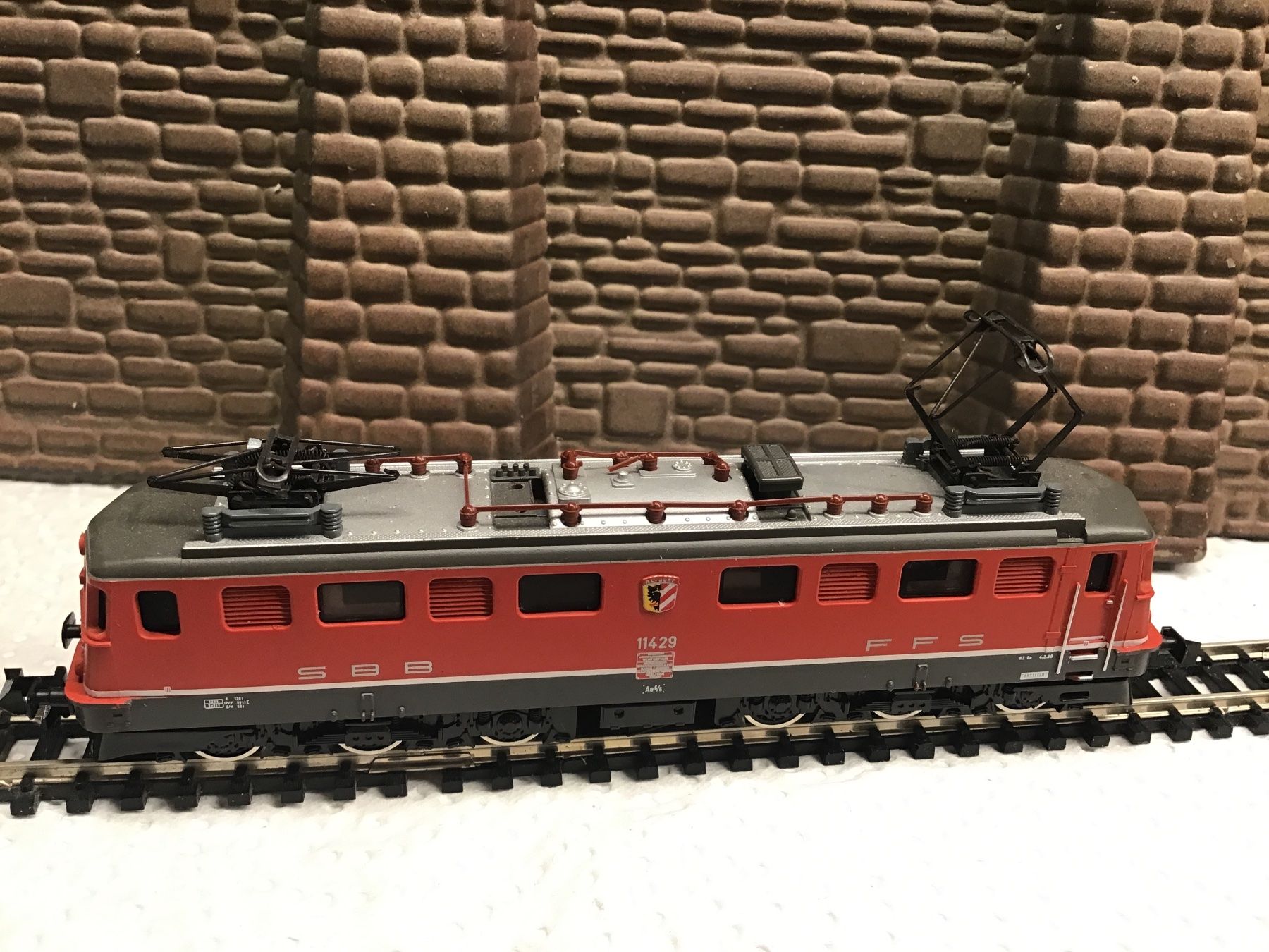 Trix Modelleisenbahnen: Minitrix N SBB Lokomotive Ae 6/6 rot, – Gebraucht aus Männedorf von Modelle-aller-Art 2