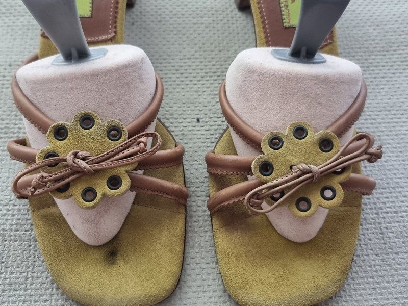 Scarpe da donna: Grüner Wildleder-Slipper mit Absatz, Gr 39.5 – Usato da Basel venduto da Mamaree 1