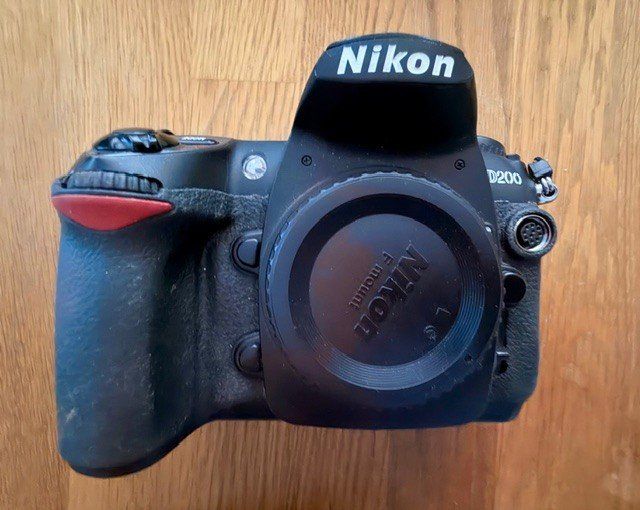 Nikon Fotocamera: Nikon D200 inkl. Akku und Ladegerät. – Usato da Trimbach venduto da Qom