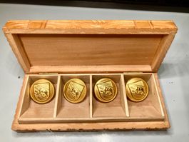 KAPO Bern, 4 Uniformknöpfe in geschnitzter Schatulle a. Holz