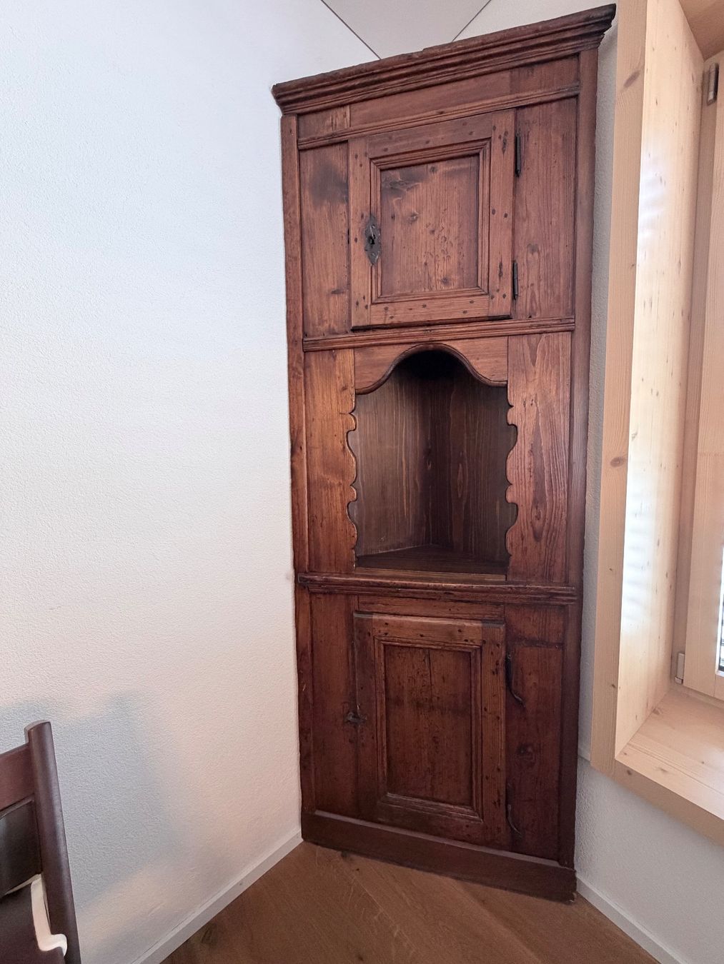 Credenze: Antiker Eckschrank/Eckbuffet – Usato da Emmetten venduto da pattiko