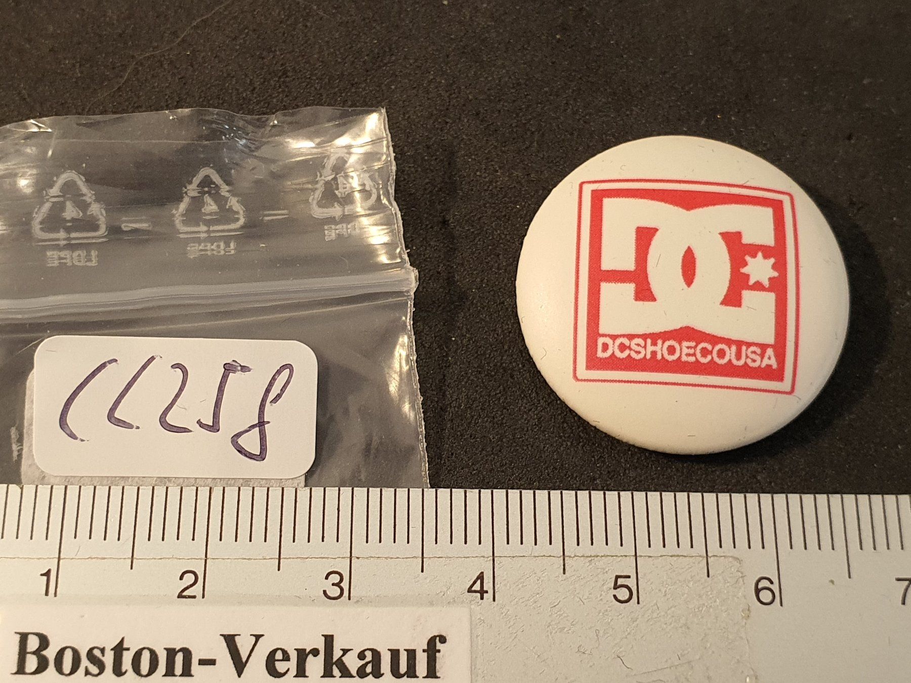 Plaketten & Abzeichen: CC258 - Pin /Button - Schuhe Kleider - DC Shoes  DCSHOECOUSA – Gebraucht aus Reinach BL von Boston-Verkauf