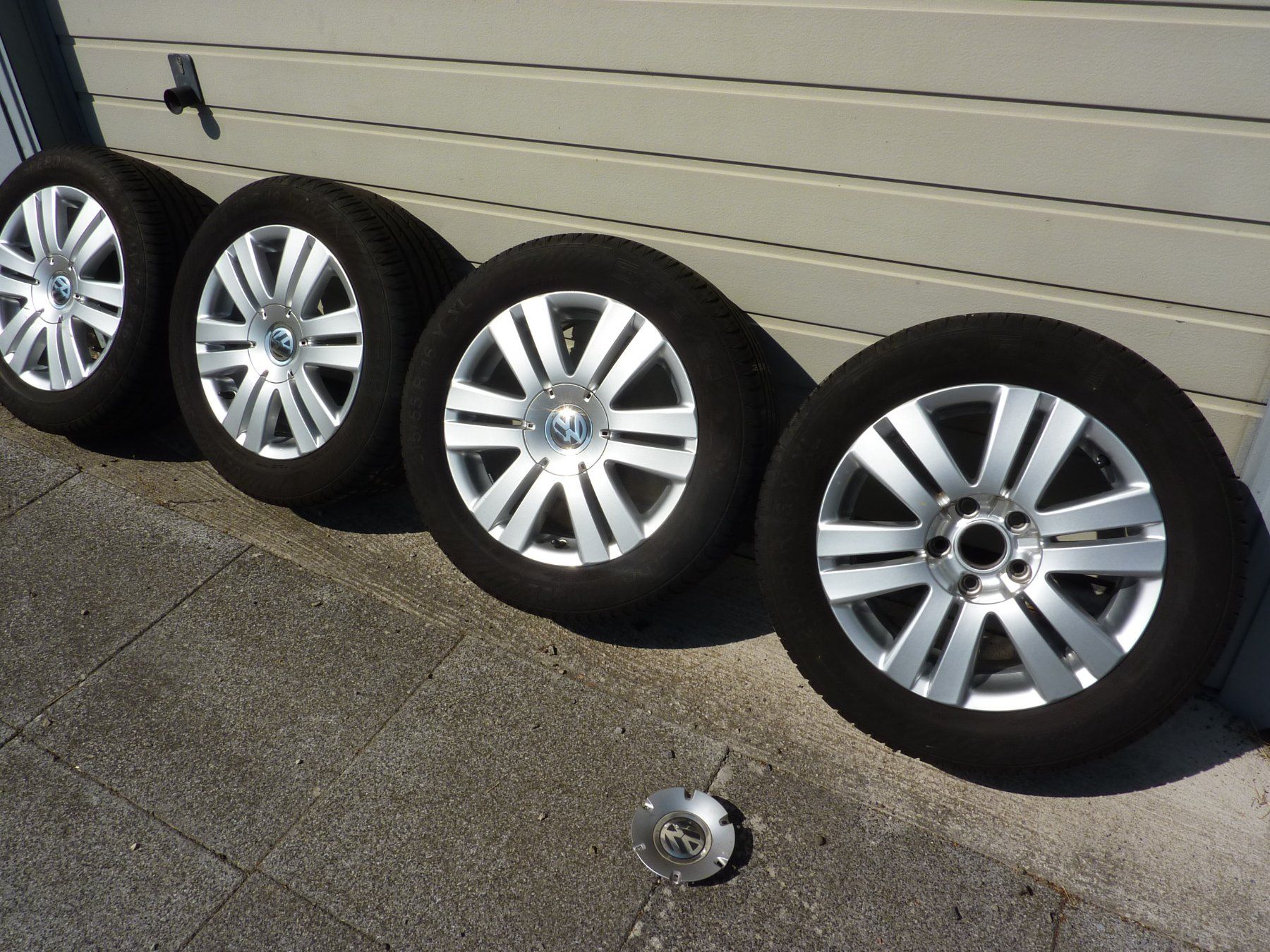 Volkswagen Pneus & Roues: Original VW EOS Kompletrad 16Zoll – D'occasion à Niederscherli par Zahnd1 1