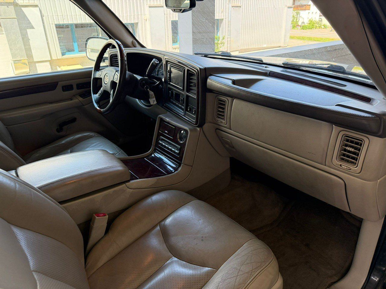 Cadillac Autos: CADILLAC ESCALADE 6,0 V8   8 PLÄTZTER – Gebraucht aus Avenches von BOOTTRANSPORTE 2