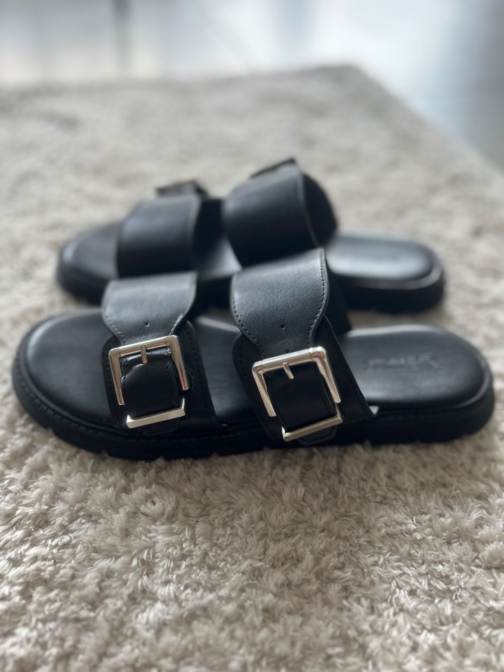 Damenschuhe: Une paire de sandales – Gebraucht aus Courrendlin von loko2910 2