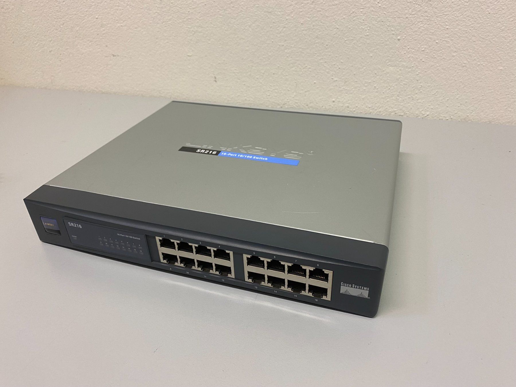 Hub & Switch: Linksys SR216 16-Port 10/100 Switch – Usato da Hochdorf venduto da av-electronics 4