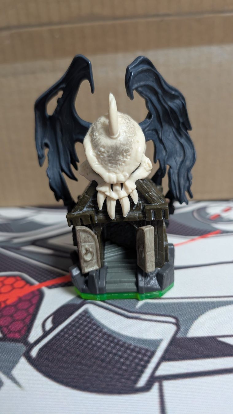Statuette: Skylanders: Spyros Adenture Darklight Crypt – Usato da Ennetmoos venduto da ale.cannabona