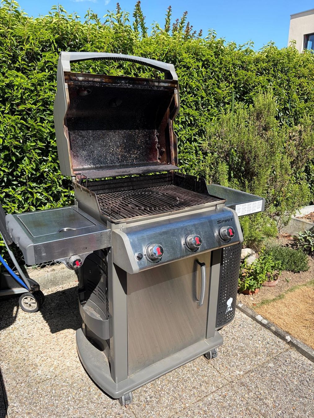 Grills: Barbecue à gas avec plaque de cuisson intégrée – Gebraucht aus Les Acacias von jla_qp9s 3