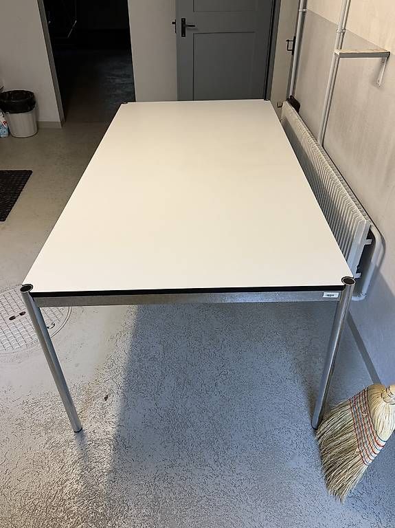 Scaffali: USM Schreibtisch Metallgestell 200x100  – Usato da Bern venduto da gregnenn 2
