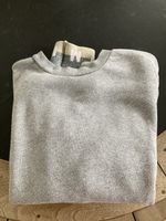 Grauer Pullover