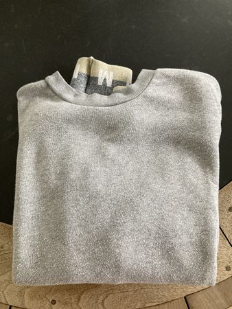 Grauer Pullover