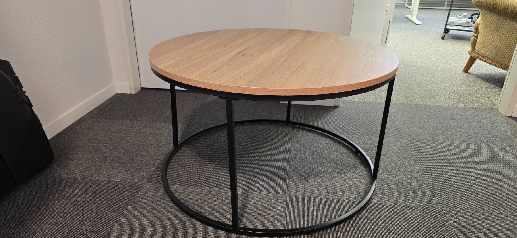 Tavoli: Couchtisch rund Eiche Optik Metallgestell schwarz – Usato da Dübendorf venduto da ron_hq9v 1