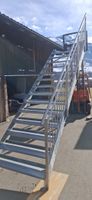 Treppe verzinkt neuwertig mit schönem Chromstahl-Geländer