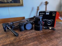 Sony A6400 + Sony E 50mm F1.8 OSS + Stativ inkl. OVP