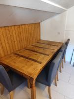 Holztisch mit 4 Stühlen