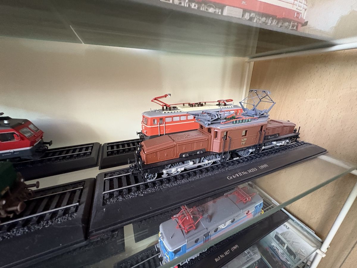 Kit di modellismo & Modellini statici: 16 Stk E-Loks Modelle mit Glasvitrine, Editions Atlas – Nuovo e nell'imballaggio originale da Wohlen AG venduto da Eschiedsrichter 2