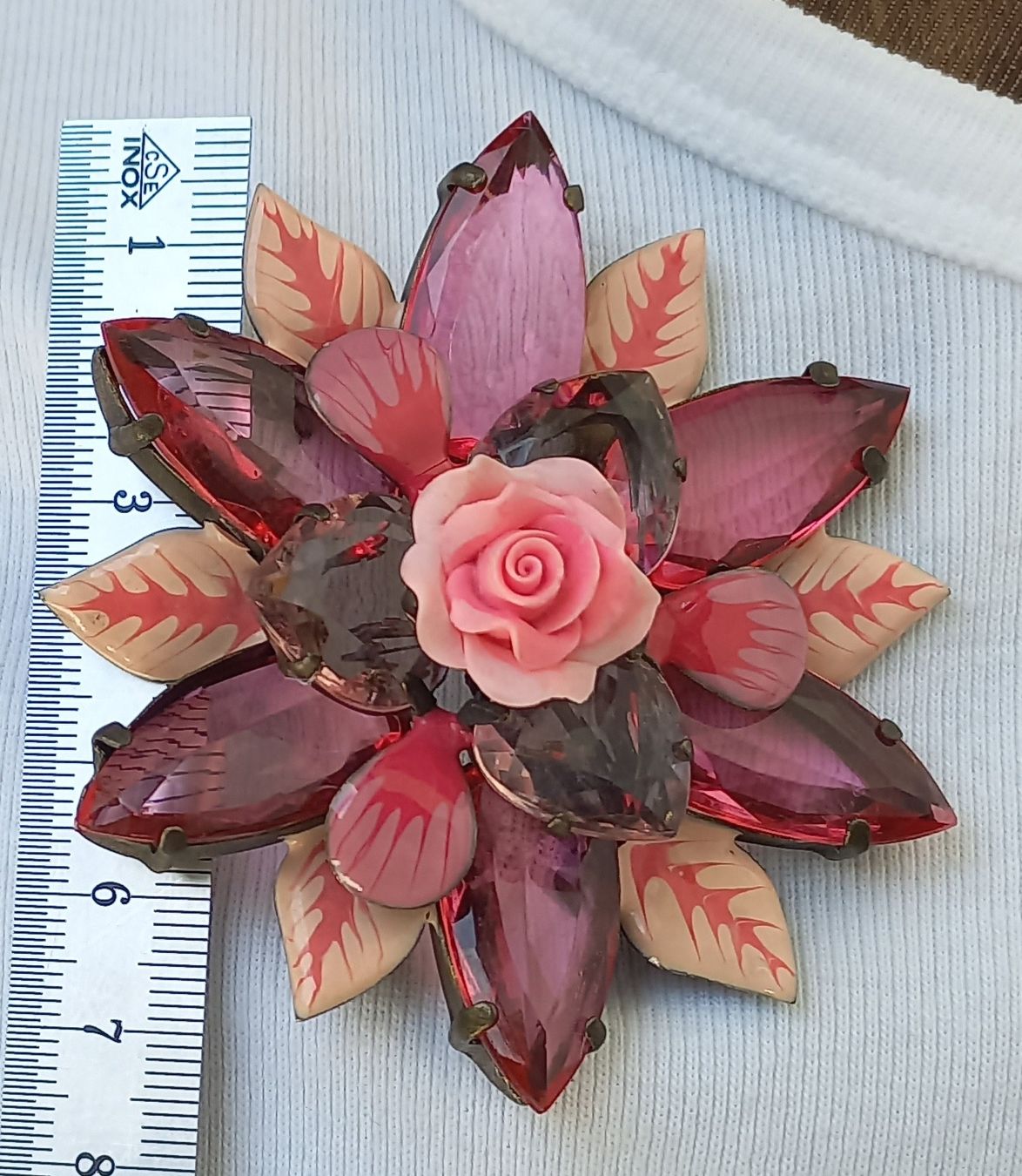 Spille & Fermagli: Grosse Brosche Blumenform rosa Glassteine Metall – Usato da Buchs AG venduto da Dzirul 3