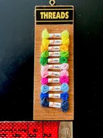 Aussteller (Stickgarn) zum Aufhängen für die Puppenstube.