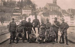 Gruppe von Soldaten auf Rheinbrücke