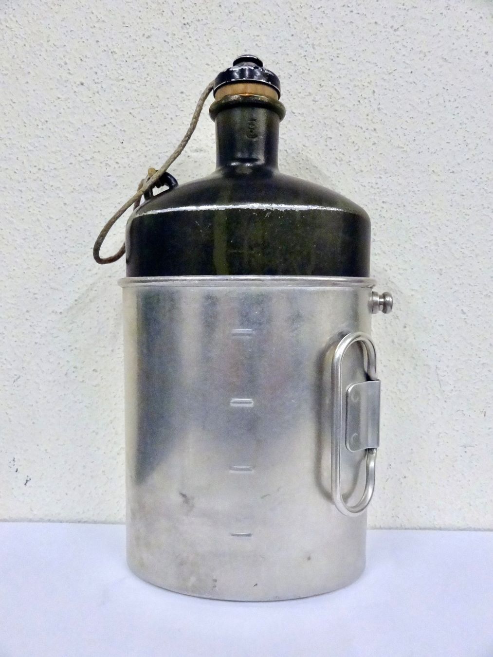 Schweizer Armee Attrezzatura & Pezzi di ricambio: Feldflasche MB 1940 mit Becher SIGG 1971 Schweizer Armee – Usato da Kerzers venduto da bottlesandboxes 1