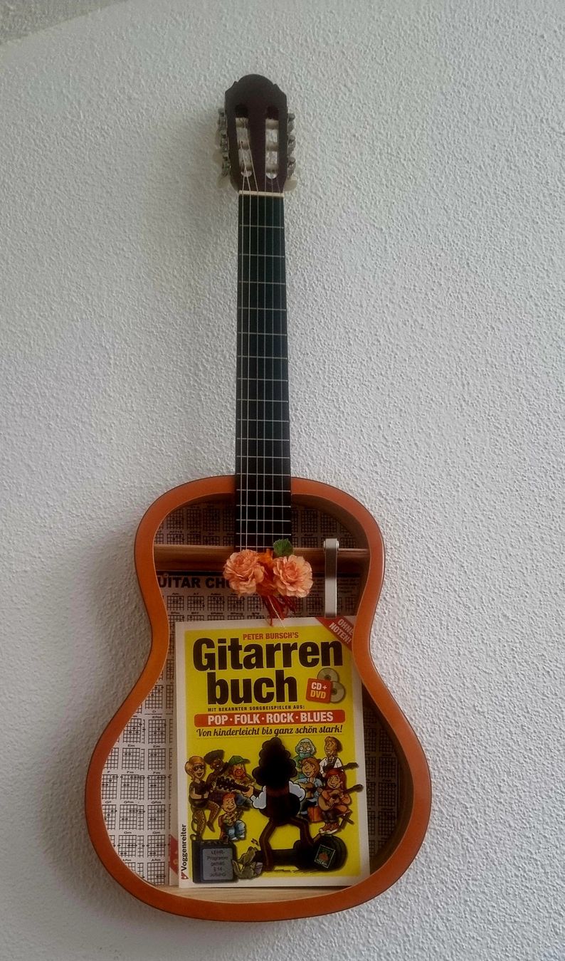 Musikinstrumente: Gitarren-Regal – Gebraucht aus Siebnen von huuser