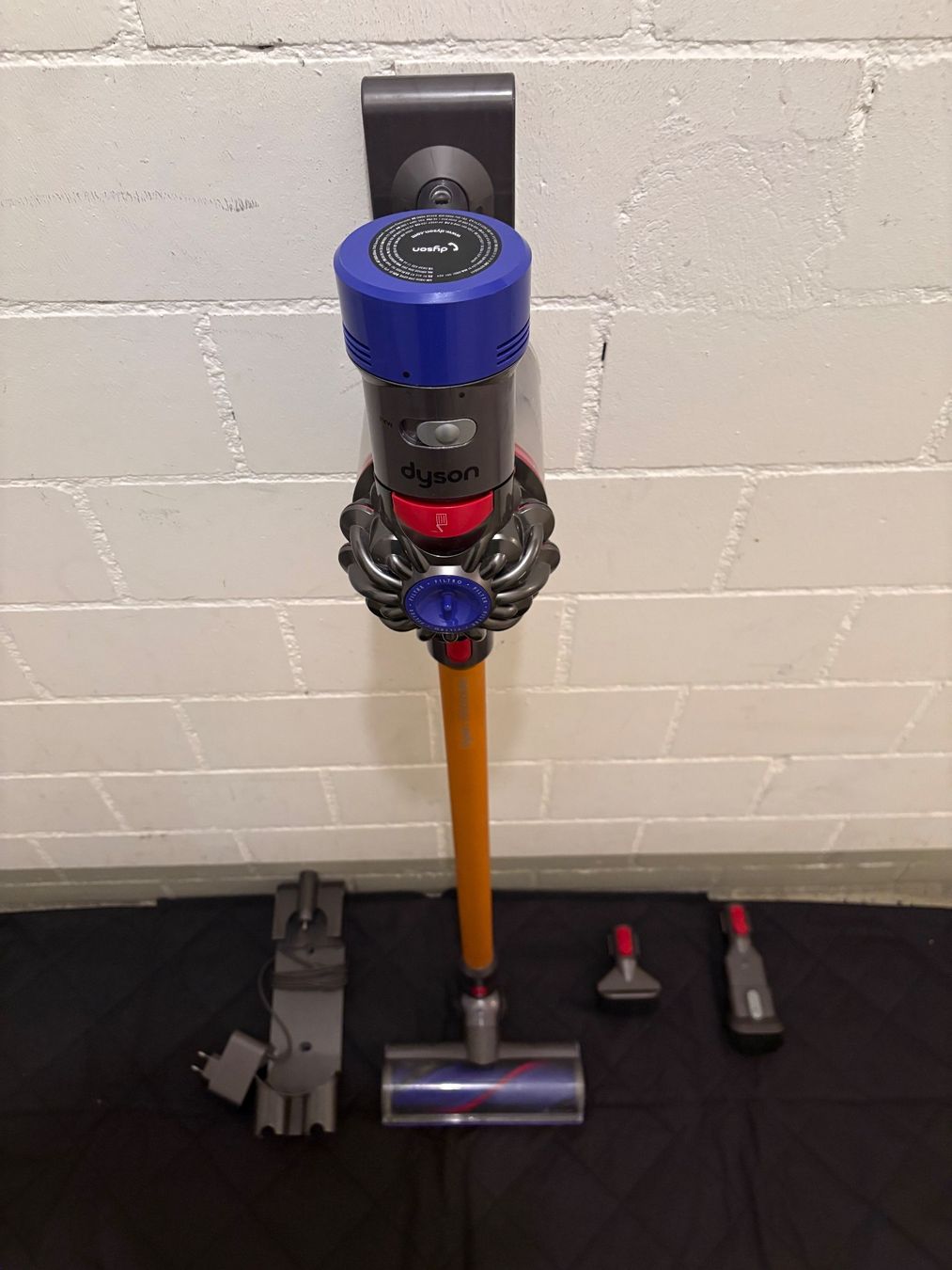 Dyson Aspirapolveri & Accessori: Dyson V8 absolut Handstaubsauger mit Zubehör – Usato da Lausen venduto da sen_jm7c 7