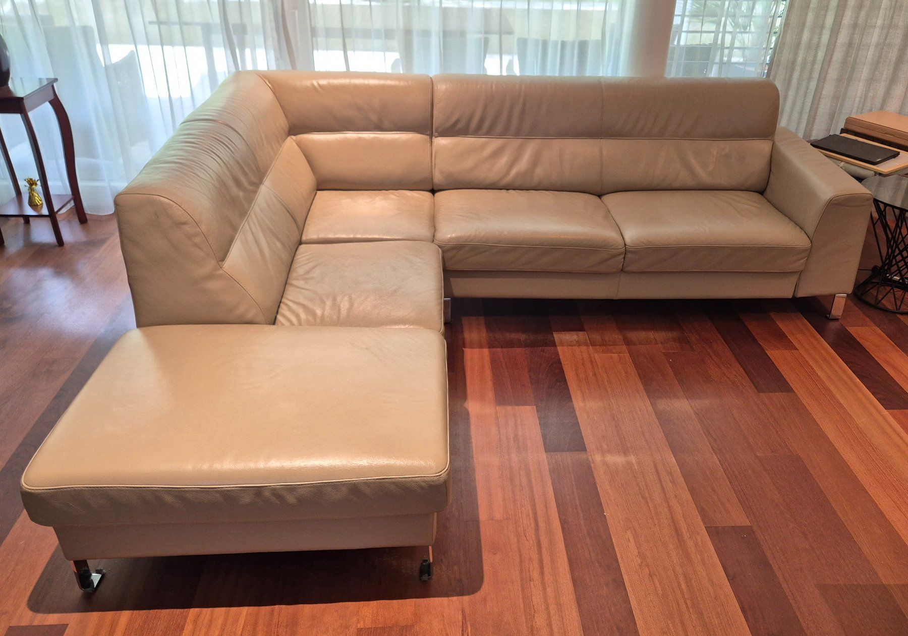 Pfister Divani: Ecksofa aus beigem Leder. – Usato da Maur venduto da antko