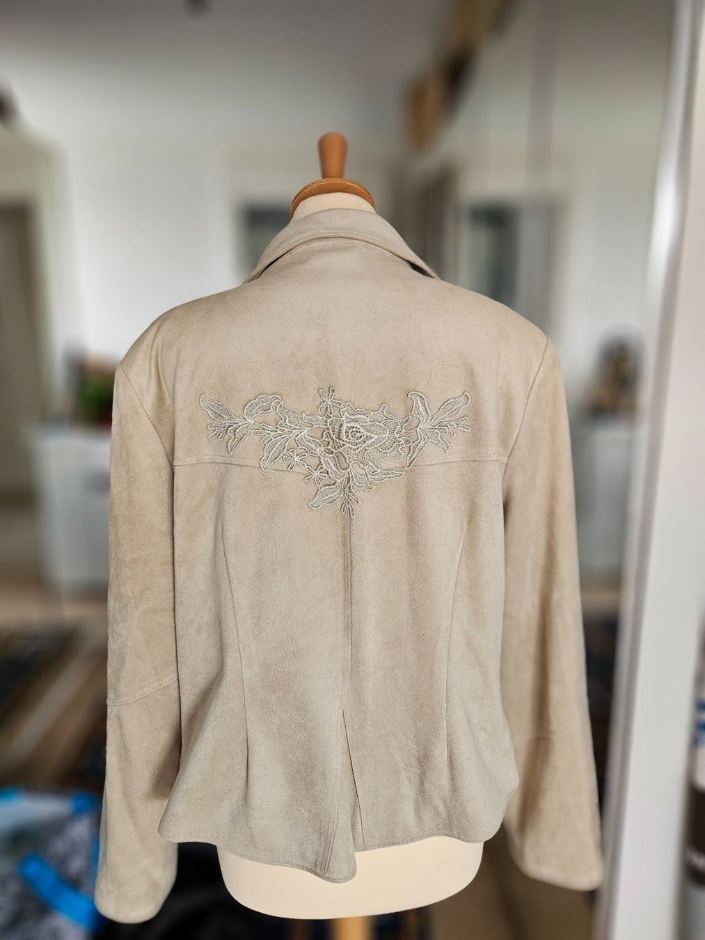 Giacche: Veste / Blouson velours lisse 44/46 – Usato da Cheyres venduto da Karine-Schweiz 1