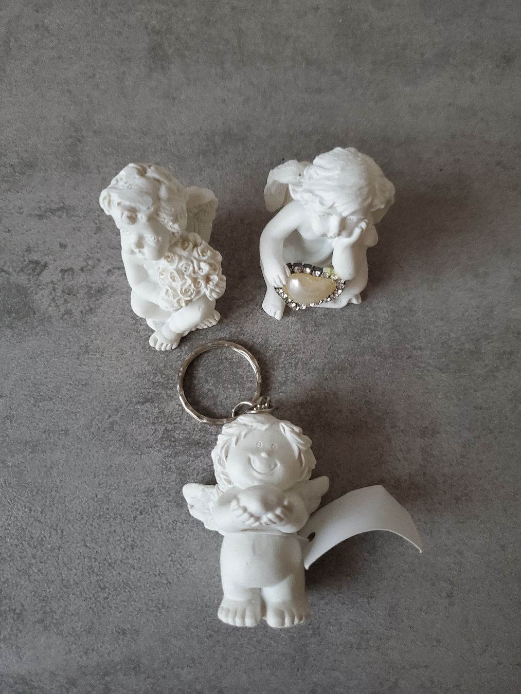 Migros Tutte le decorazioni: 3 Engel Dekofiguren Weiss neuwertig. Polyresin – Nuovo e nell'imballaggio originale da Wetzikon ZH venduto da Wetzicardo25 5