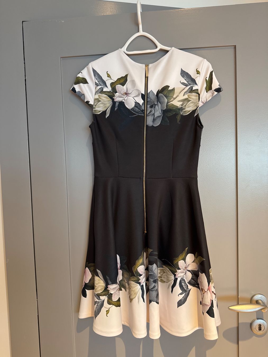 Ted Baker Robes: Superbe robe TED BAKER London – D'occasion à Grandvaux par i71_n8m7 1
