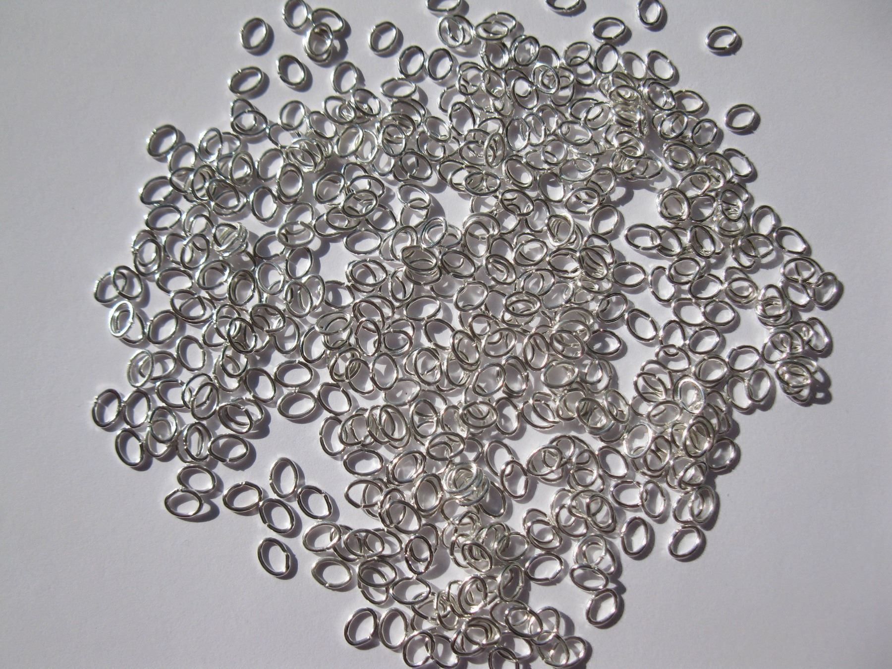 Perle (finte): 200 Spaltringe, Binderinge versilbert, oval 5 x 3,5 /0,5mm – Nuovo e nell'imballaggio originale da St. Margarethen TG venduto da LuanaKa 1