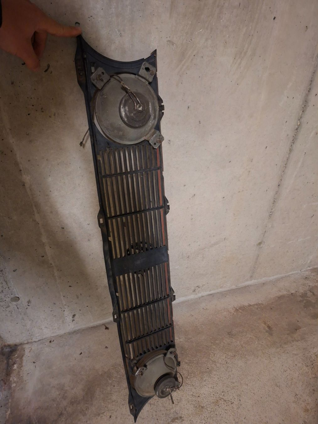 Volkswagen Tutti pezzi di ricambio auto: VW Golf 1 & Cabriolet Hella Grill – Usato da Schlieren venduto da remixx 2