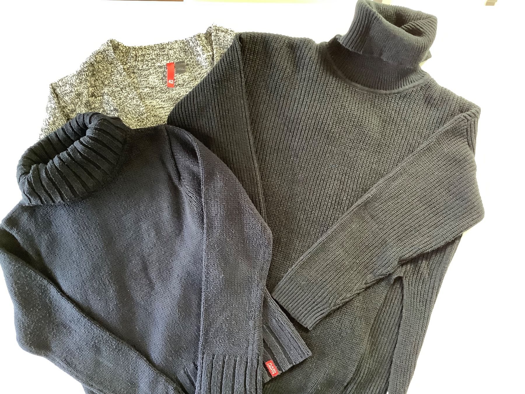 Lotti di vestiti: Strickjacke und zwei Rollkragenpullis – Usato da Triesen venduto da boston7 1
