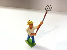 Alte Spielzeug Figur Bauer mit Gabel Vintage