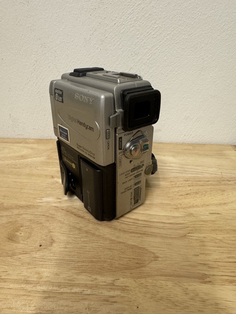 Sony Videocamere: Camcorder Sony DCR-PC2E gebraucht mit Ladekabel – Usato da Birsfelden venduto da inf_l2yy 1