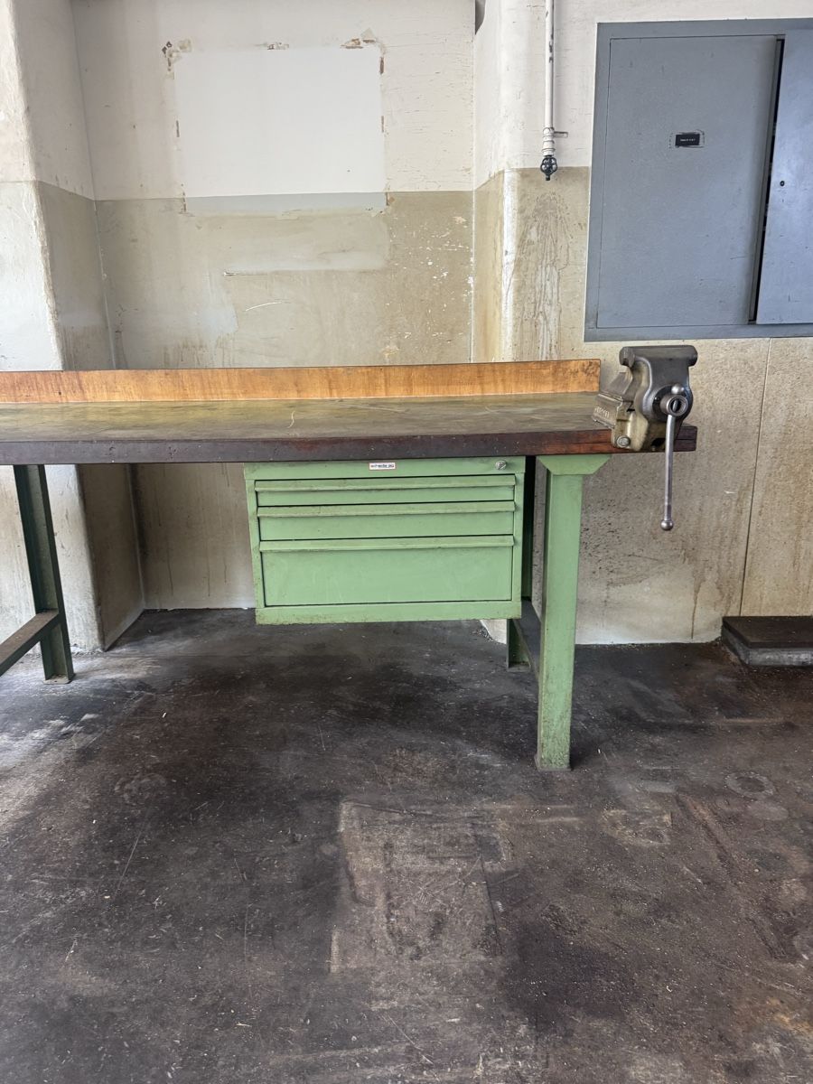 Établis: Établi industriel Schede AG avec étau – env. 2000 × 800 mm – D'occasion à Aarberg par SNMachines 1