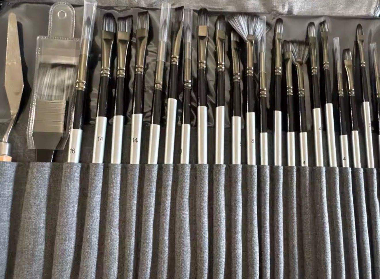 Pennelli: Komplett neues 24er Pinselset mit Malmesser – Nuovo e nell'imballaggio originale da Lohn-Ammannsegg venduto da JarvisSystem2.0 1