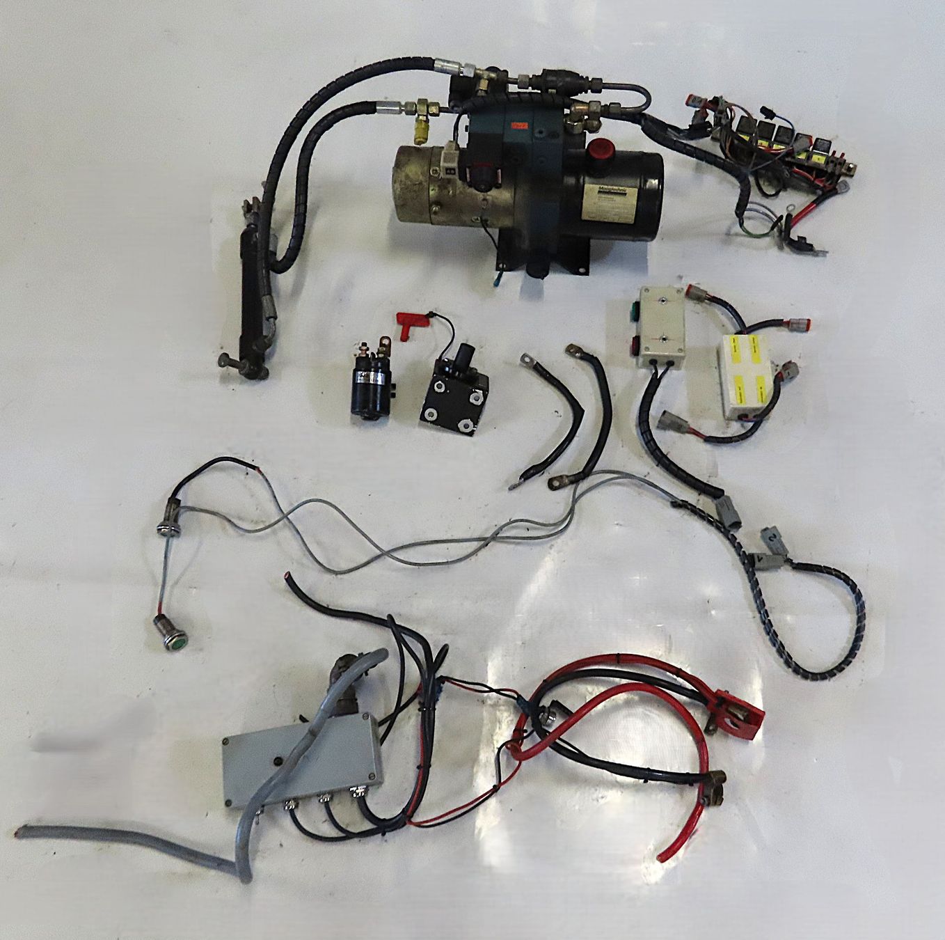 Motoren: Hubzylinder mit ISKRA Hyraulikmotor – Gebraucht aus Alpnach-Dorf von Hess-Automobile