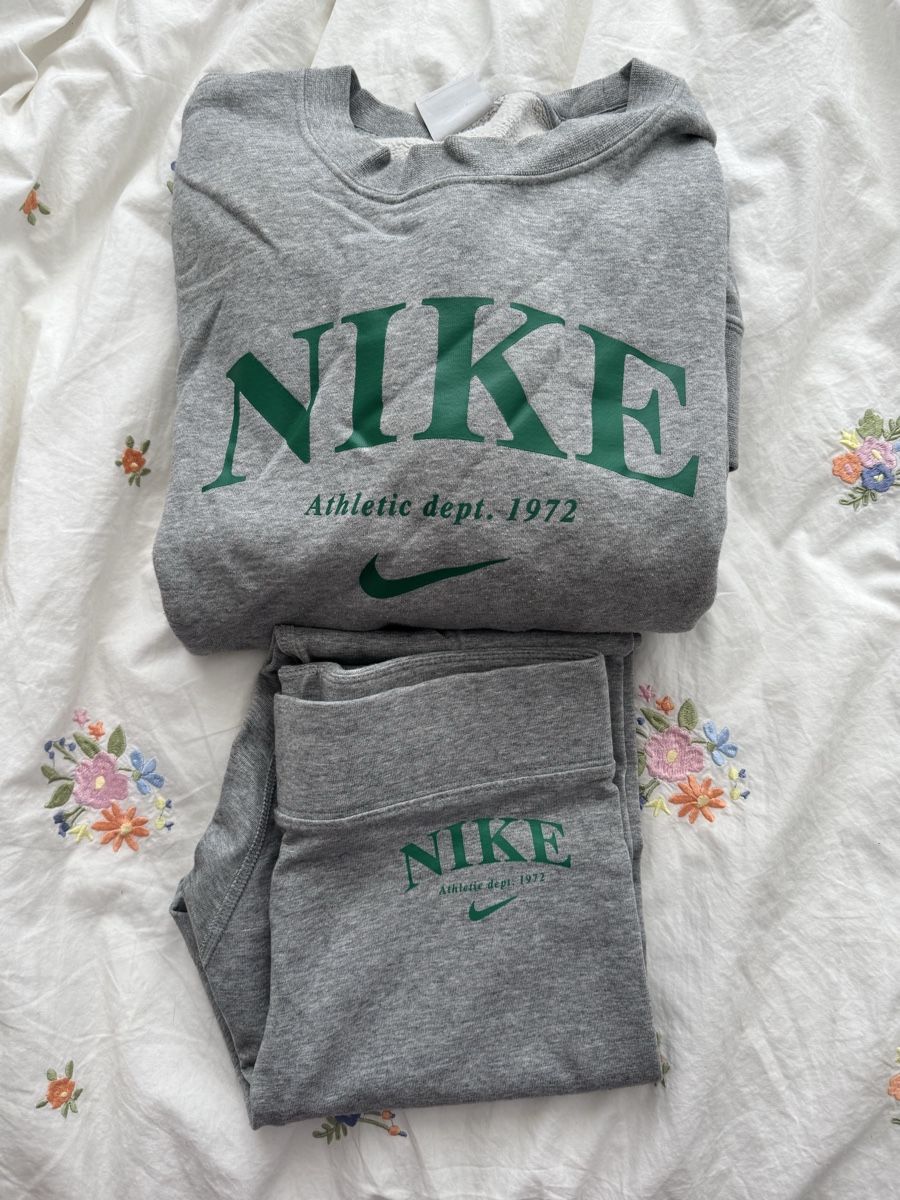Nike Lotti di vestiti: Ensemble Nike gris – Usato da Meyrin venduto da mai_pl7s