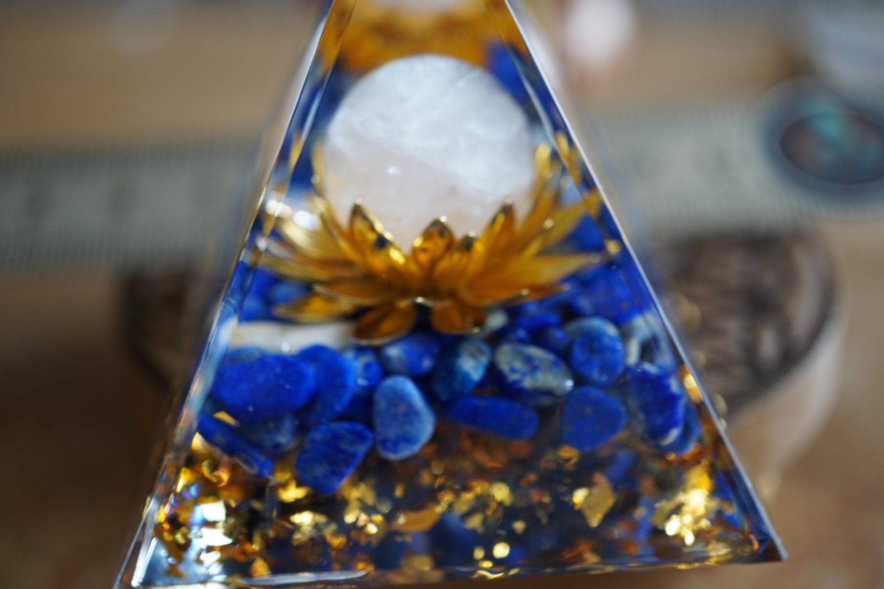 Mineralien & Heilsteine: Lapis Lazuli Kugel Quarz Orgonit -Pyramide – Neu und originalverpackt aus Eschenbach SG von topstone 3