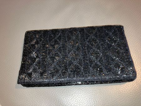 Pochette nera con strass e tracolla