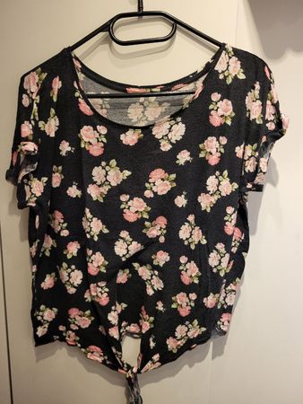 Schwarzes Blusen Shirt mit rosa Blumenmuster Grösse M