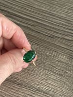 Bague ovale avec pierre verte 